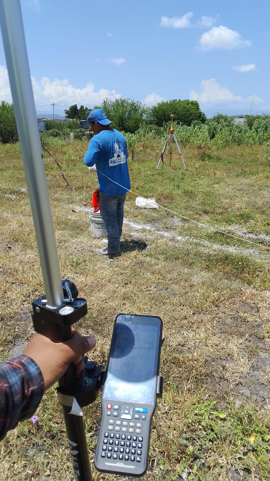 Medición profesional de terrenos con equipo GPS