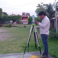 Estación total en trabajo de levantamiento